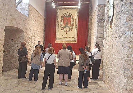 El grupo de agentes inglesas especializadas en MICE, durante su visita al Castillo de Santa Bárbara.