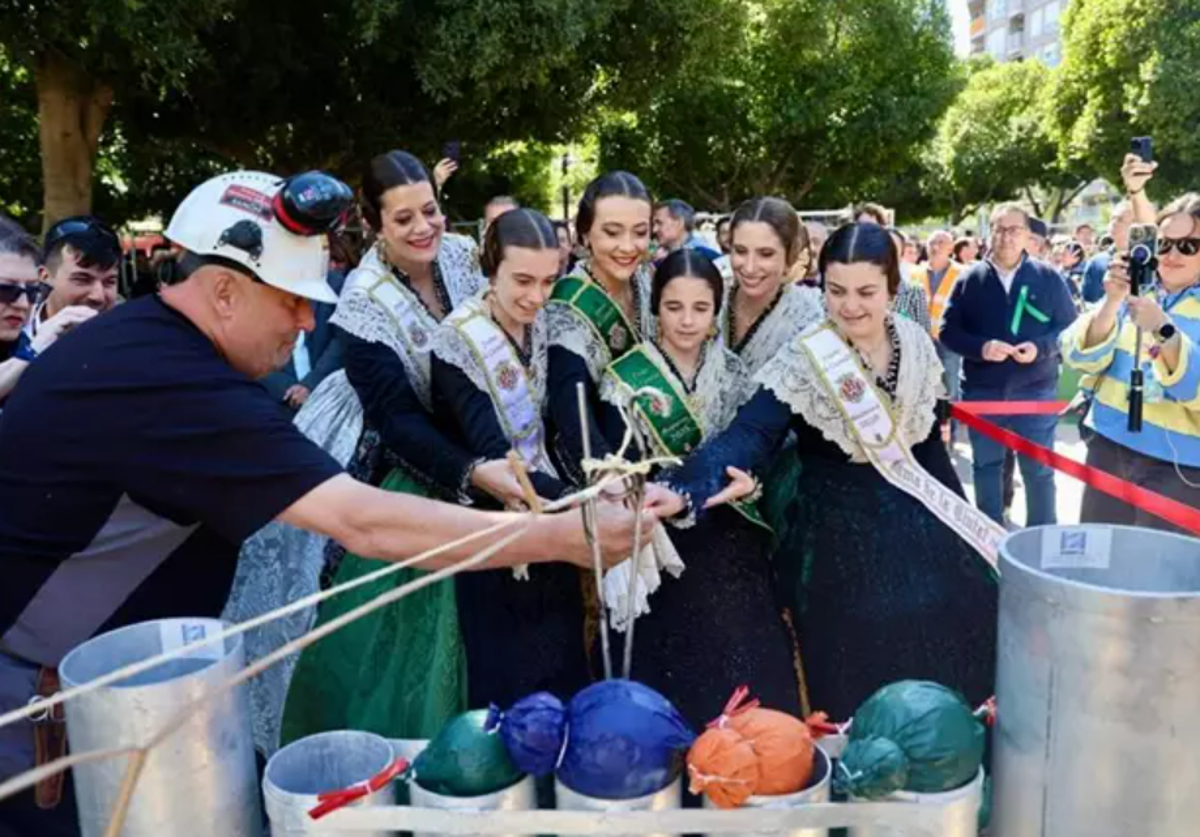 Hermanos Sirvent dispara la sexta 'mascletà' del concurso de la Magdalena en homenaje a Pedro Luis Sirvent