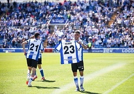 Dani Romera ha sacado la camiseta de Delibasic después de marcar el 1-1.