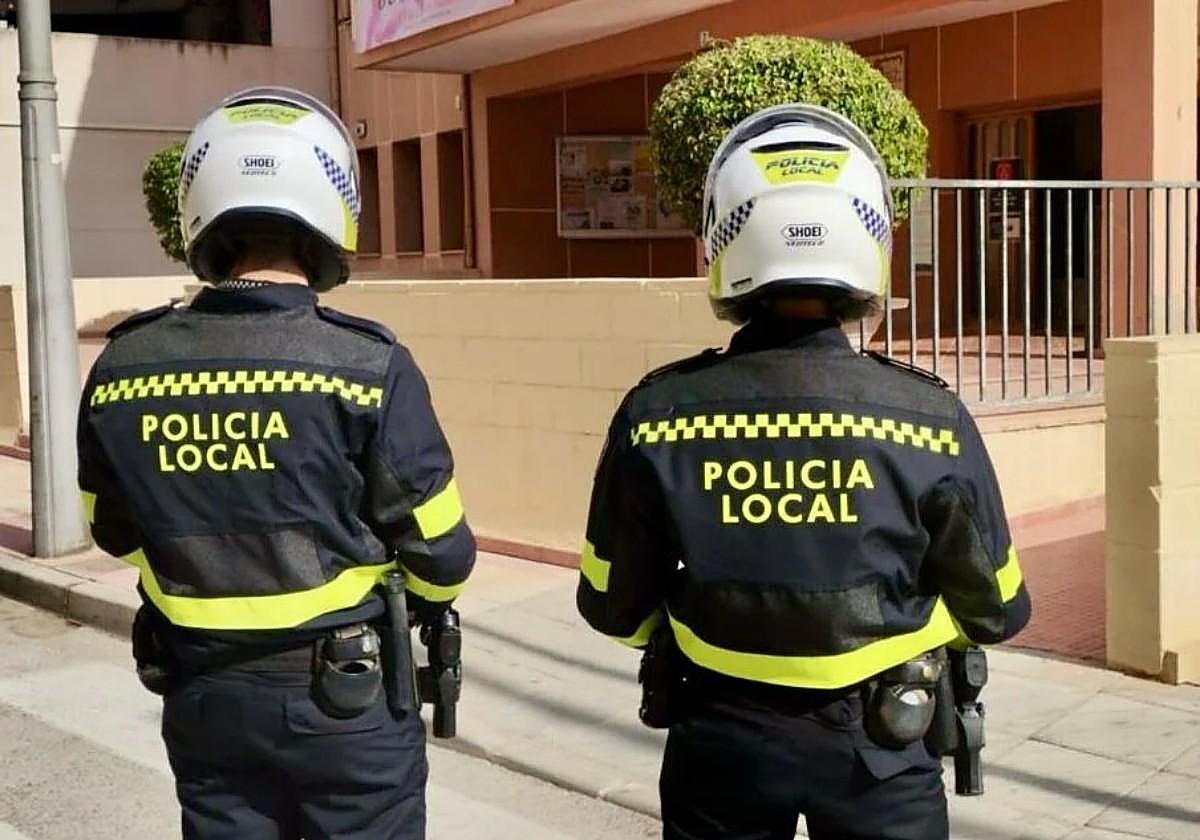 Agentes de la Policía Local del municipio alicantino donde se ha detenido al ciudadano indio.
