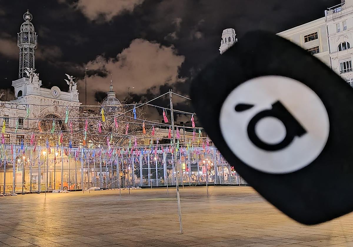 Un micro de À Punt durante una mascletà en Valencia.