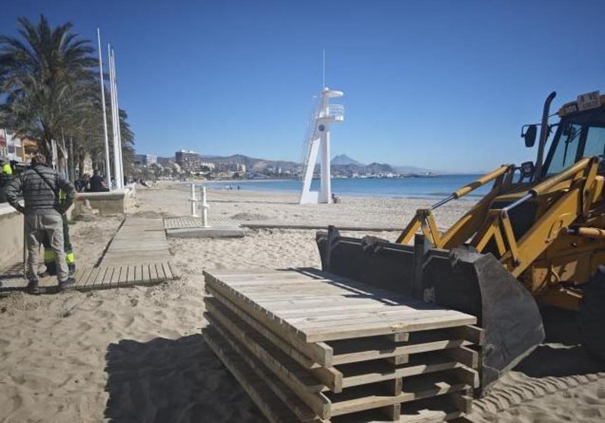Installation of wooden walkways on the sandy beaches of El Campello.
