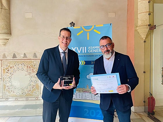 El alcalde de Elda, Rubén Alfaro, y el concejal de Espacio Público, José Antonio Amat, con el premio.