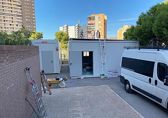 Construcción de un barracón en el IES Cap de l'Horta en noviembre de 2022.