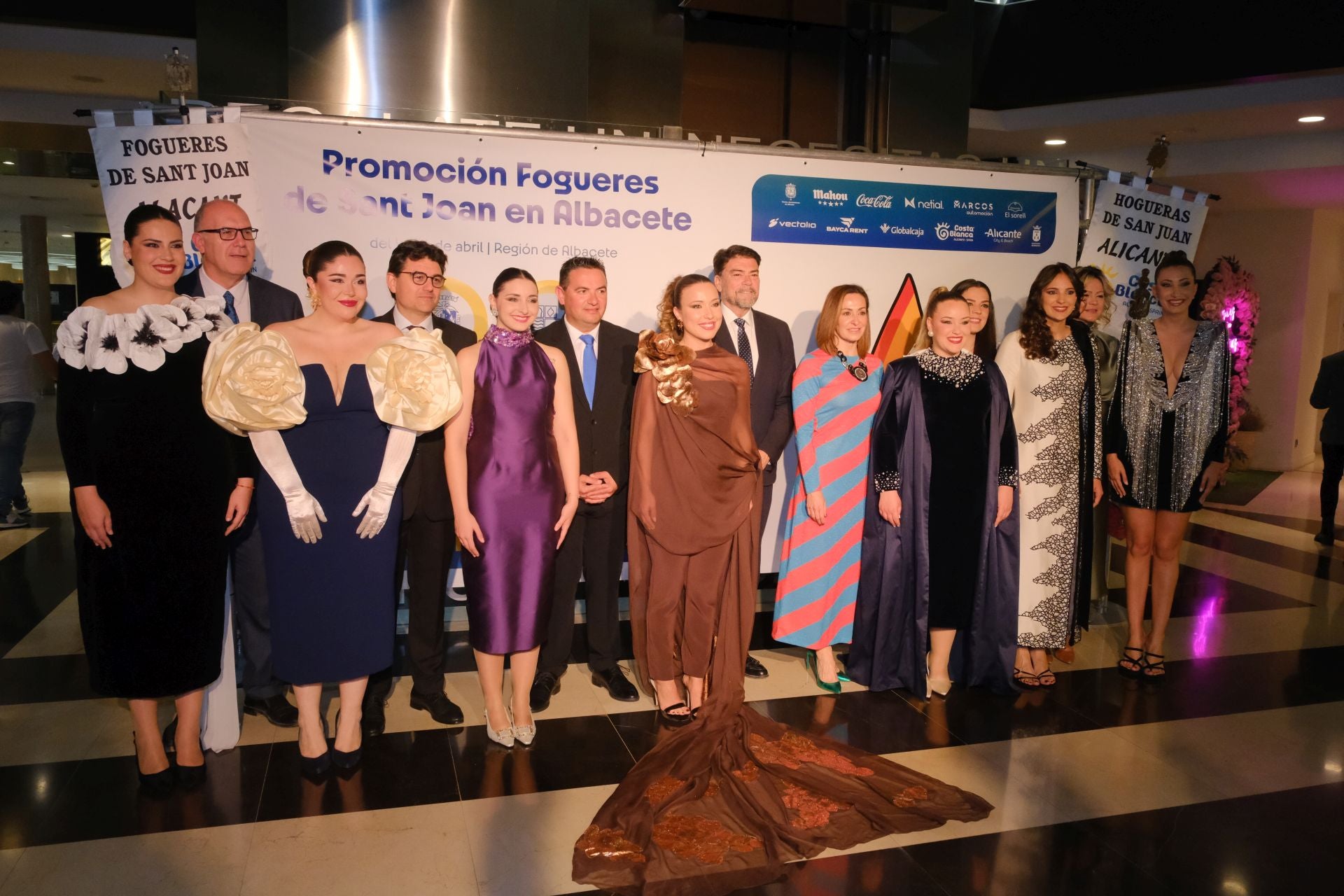 Las candidatas a bellea del foc de Alicante lucen sus mejores galas en Albacete