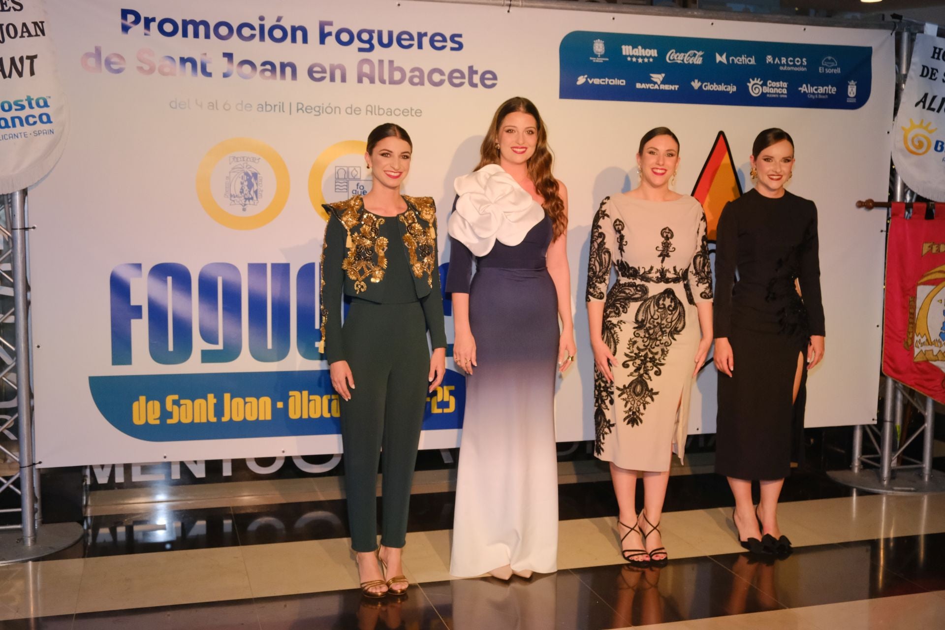 Las candidatas a bellea del foc de Alicante lucen sus mejores galas en Albacete