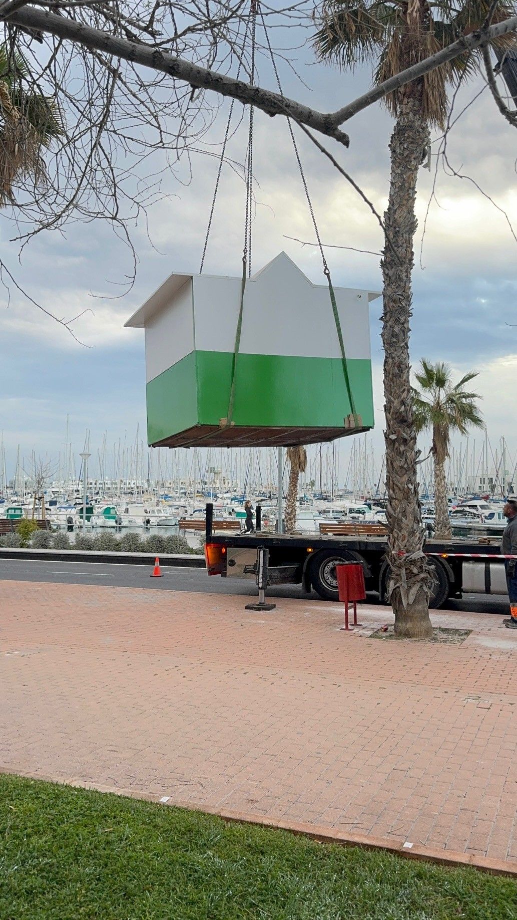 Imagen secundaria 2 - Los hippies de la Explanada de Alicante ahora son los hippies del Puerto