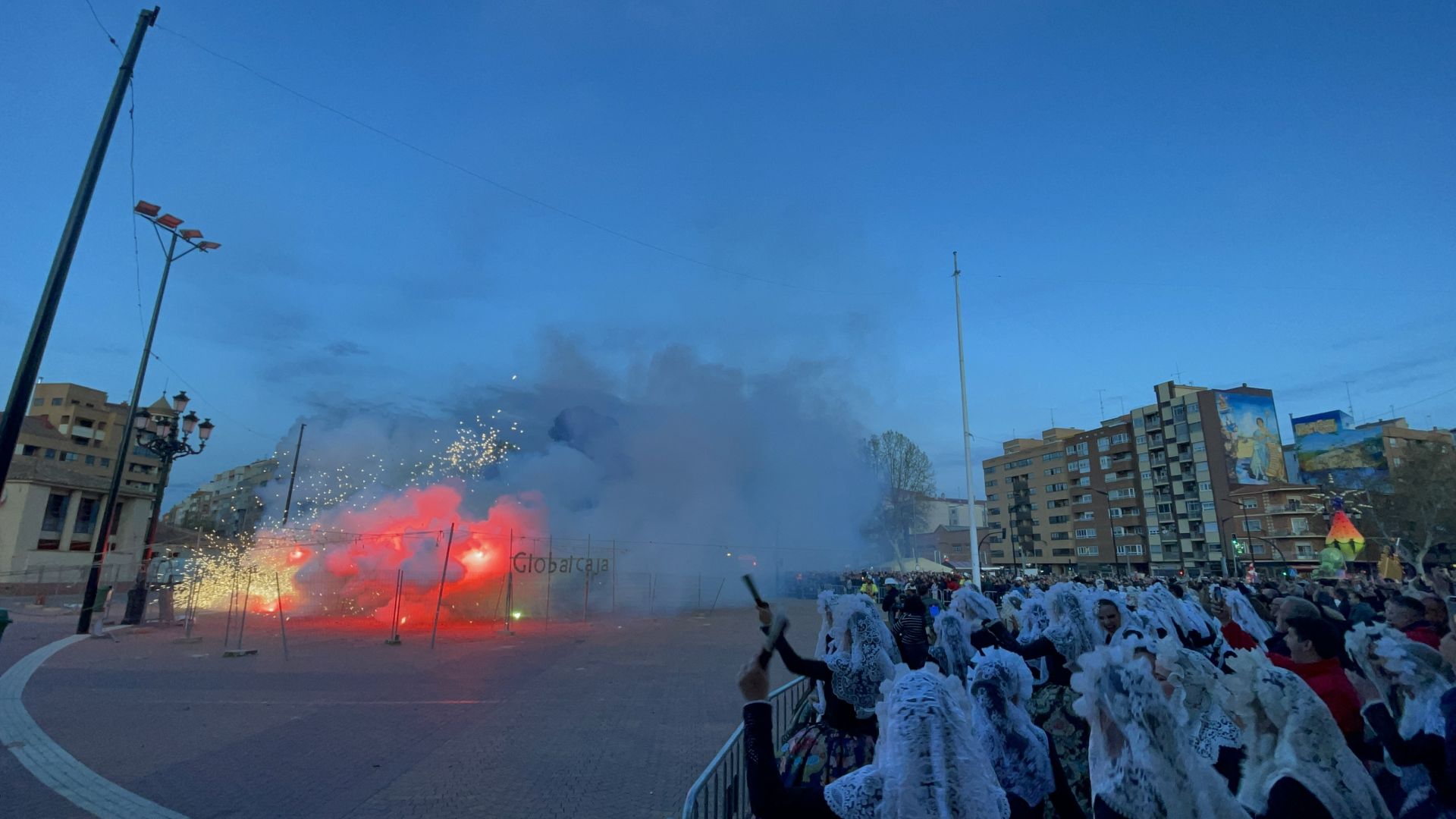 La pólvora de Sirvent ilumina la gran noche de las convivencias de las Hogueras