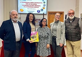 Eliana Abellán (segunda por la izquierda), tras la conferencia en el Museo Taurino de Alicante.