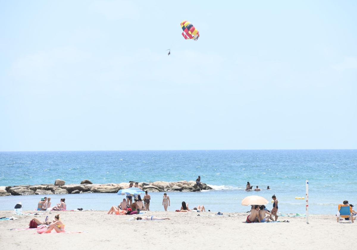 Domingo con cielos poco nubosos y con posibles chubascos débiles en el interior de la provincia de Alicante