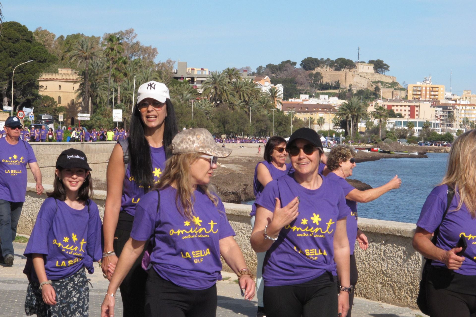 Cientos de personas salen a la calle en Dénia por la lucha contra el cáncer