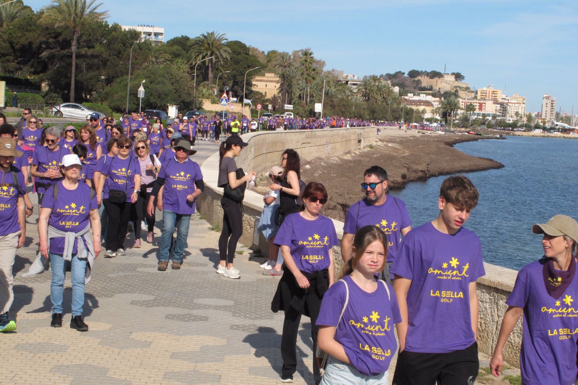 Cientos de personas salen a la calle en Dénia por la lucha contra el cáncer