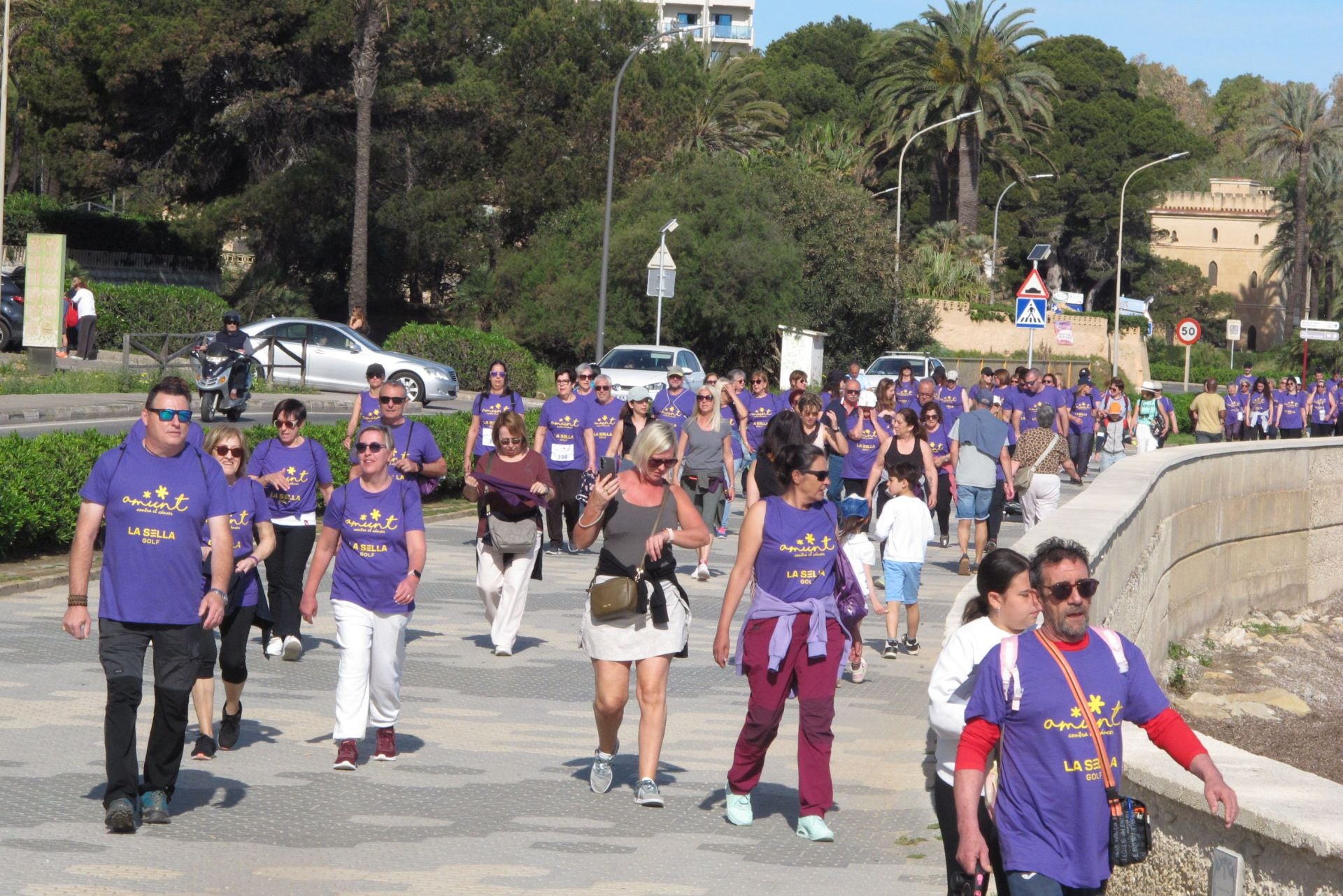 Cientos de personas salen a la calle en Dénia por la lucha contra el cáncer