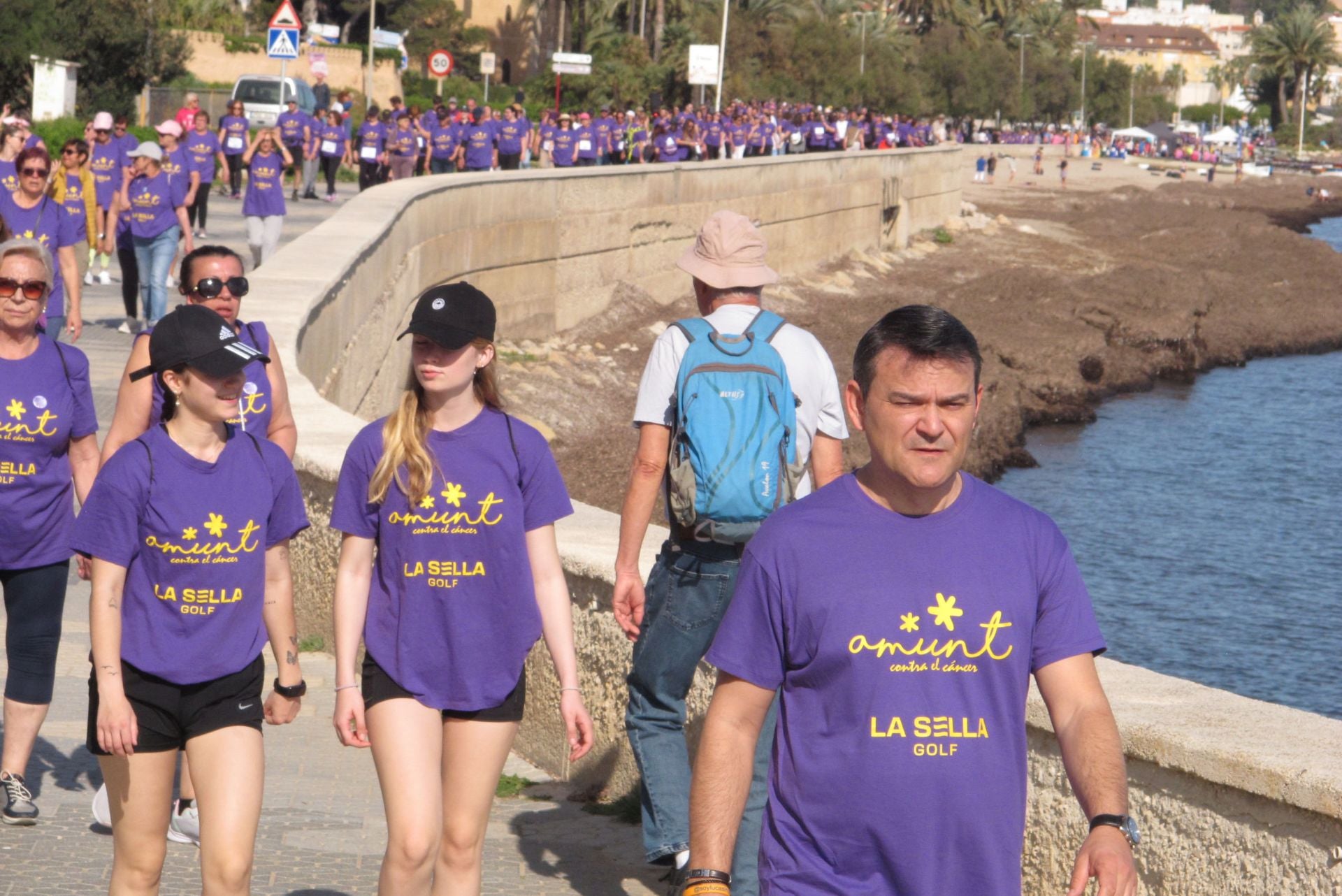 Cientos de personas salen a la calle en Dénia por la lucha contra el cáncer