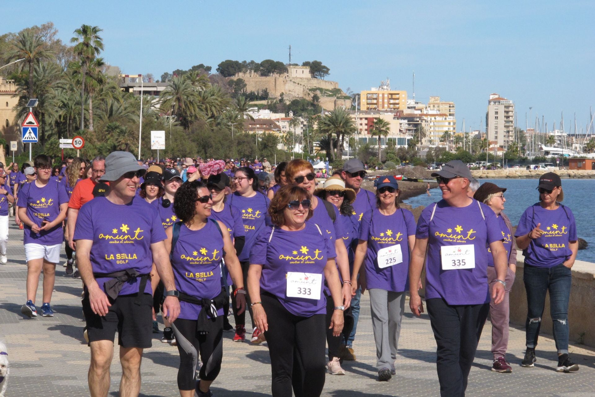 Cientos de personas salen a la calle en Dénia por la lucha contra el cáncer