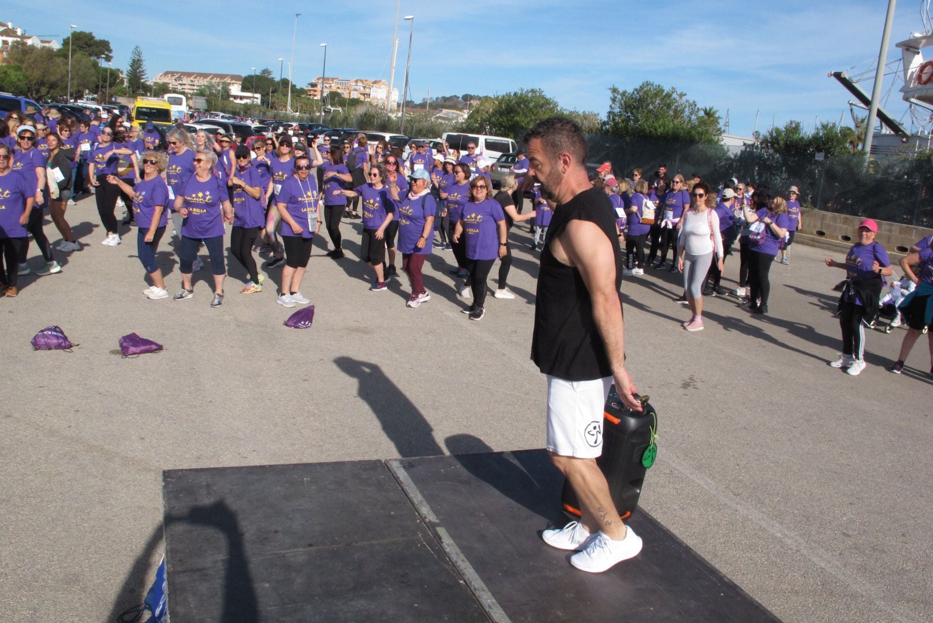 Cientos de personas salen a la calle en Dénia por la lucha contra el cáncer