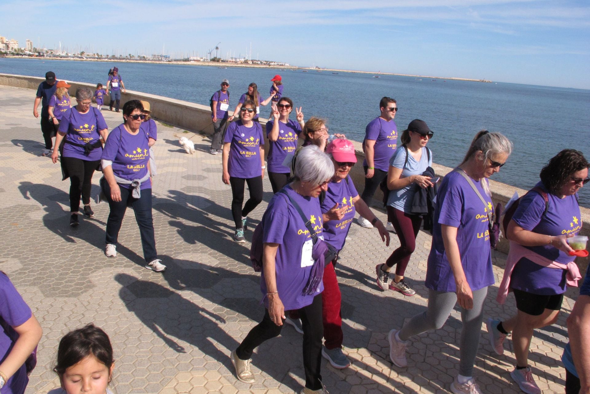 Cientos de personas salen a la calle en Dénia por la lucha contra el cáncer