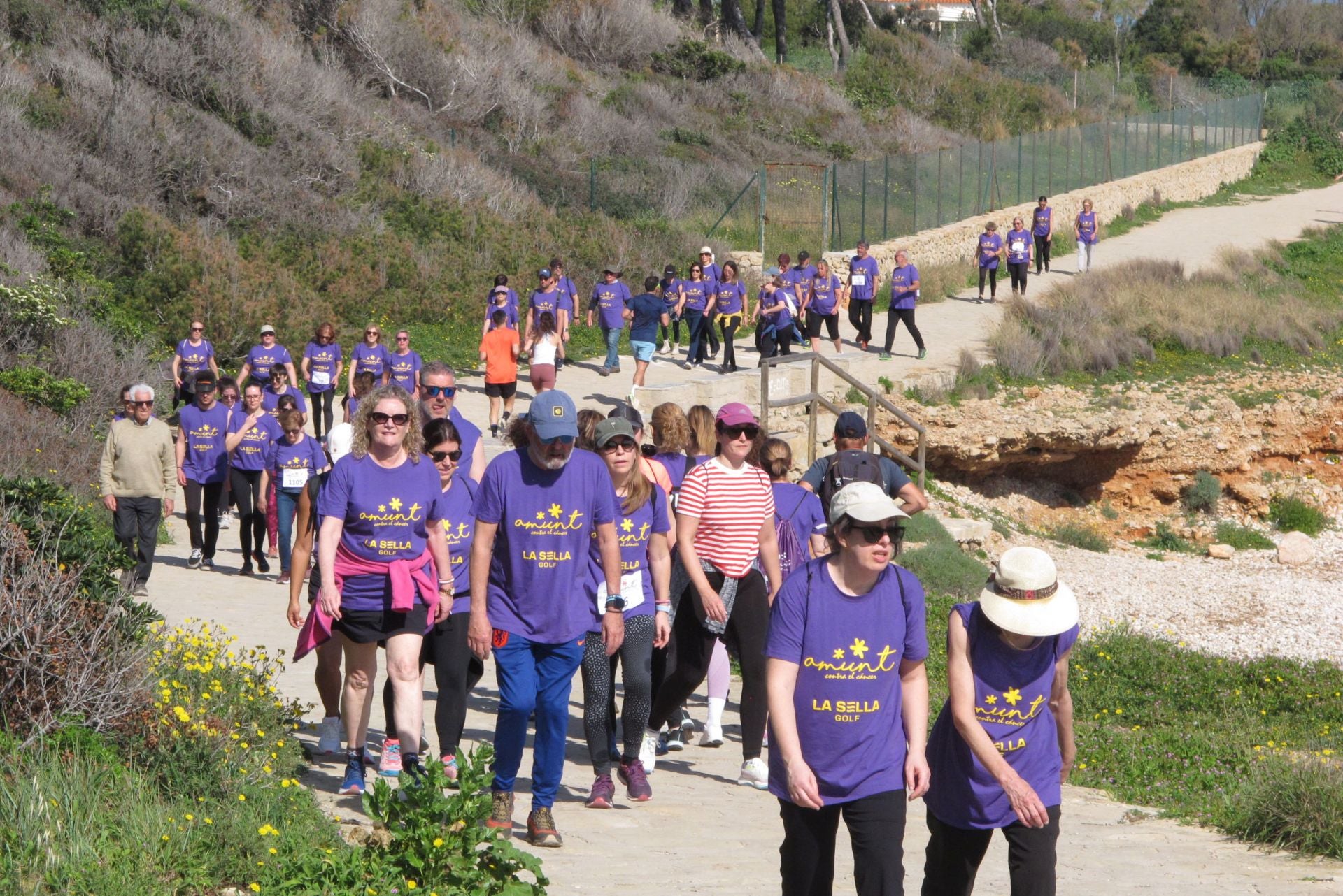 Cientos de personas salen a la calle en Dénia por la lucha contra el cáncer