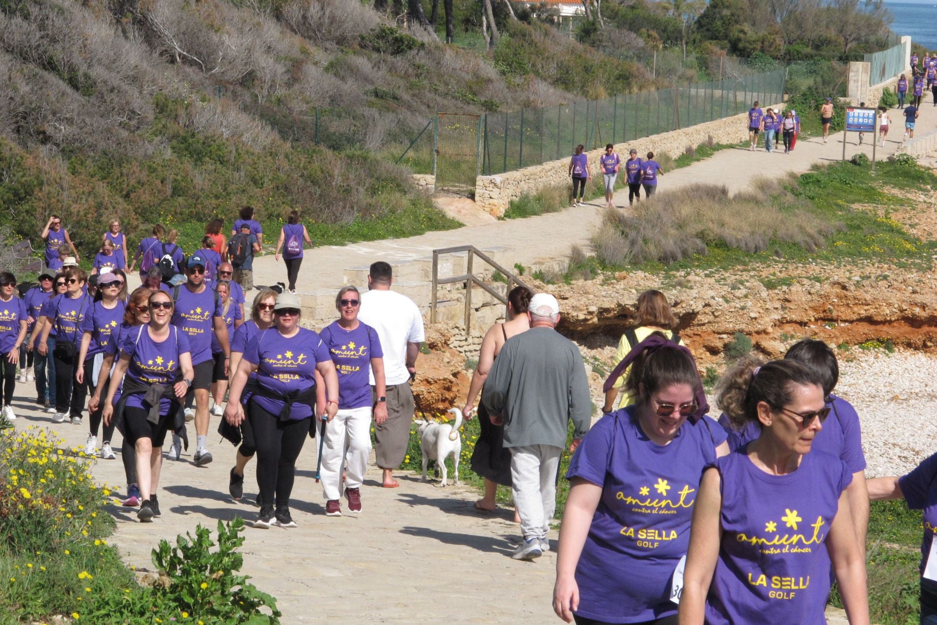 Cientos de personas salen a la calle en Dénia por la lucha contra el cáncer