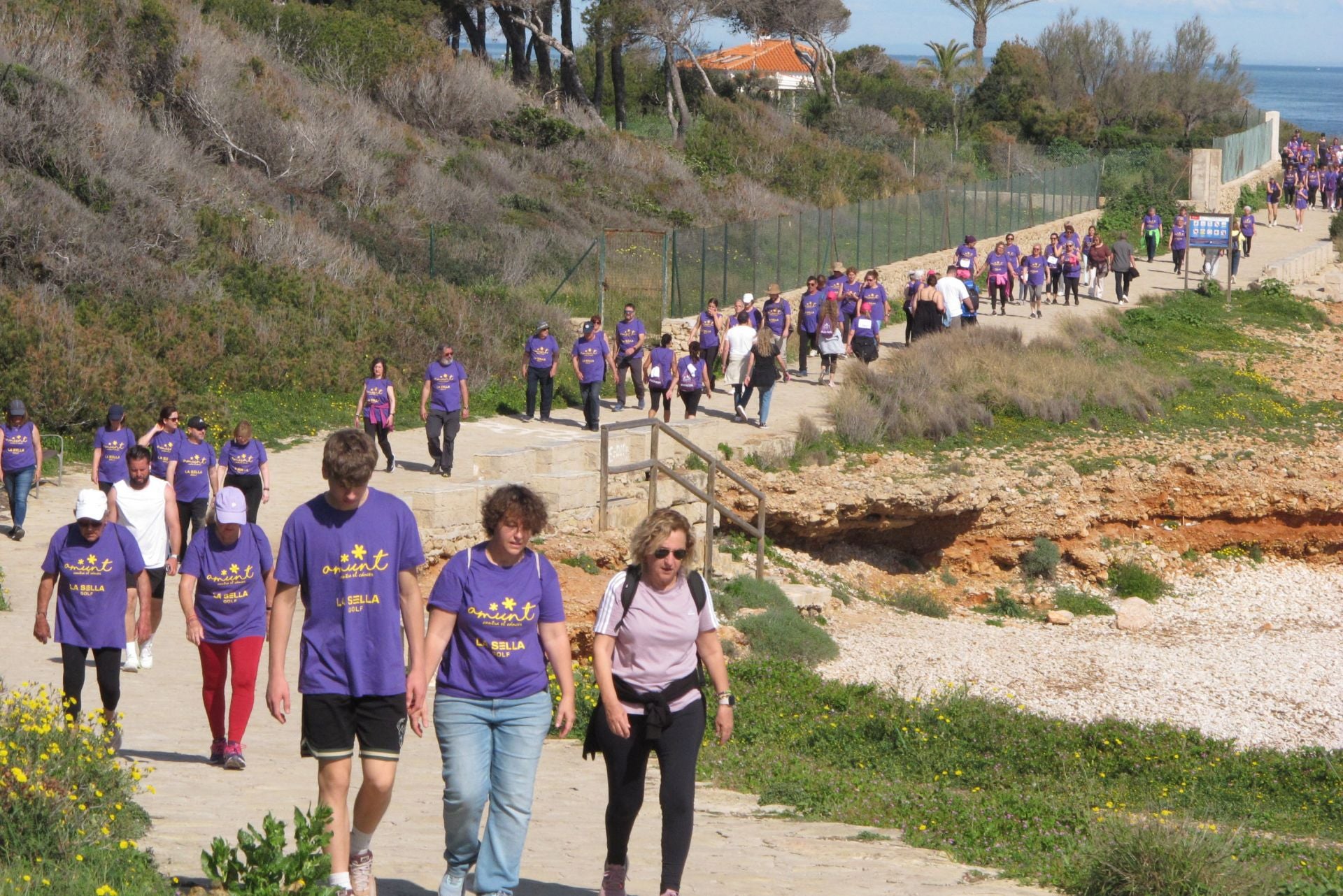 Cientos de personas salen a la calle en Dénia por la lucha contra el cáncer