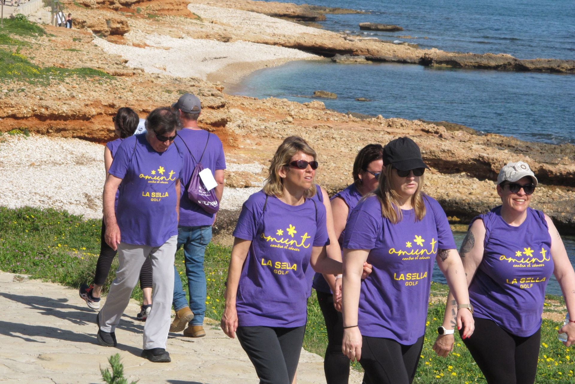 Cientos de personas salen a la calle en Dénia por la lucha contra el cáncer