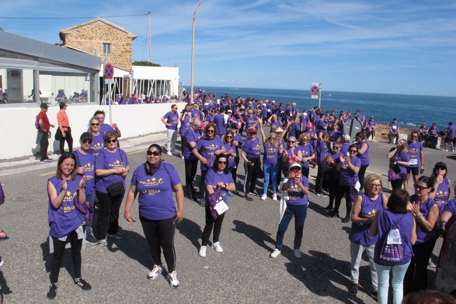 Cientos de personas salen a la calle en Dénia por la lucha contra el cáncer