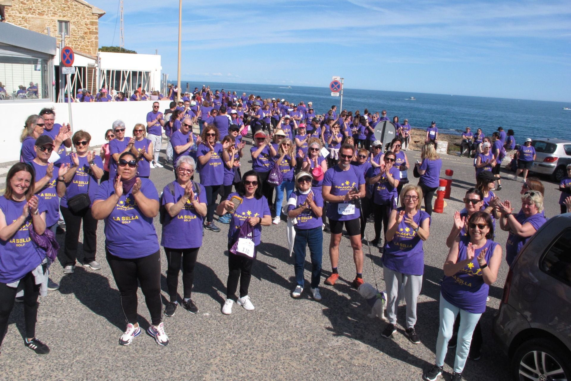 Cientos de personas salen a la calle en Dénia por la lucha contra el cáncer
