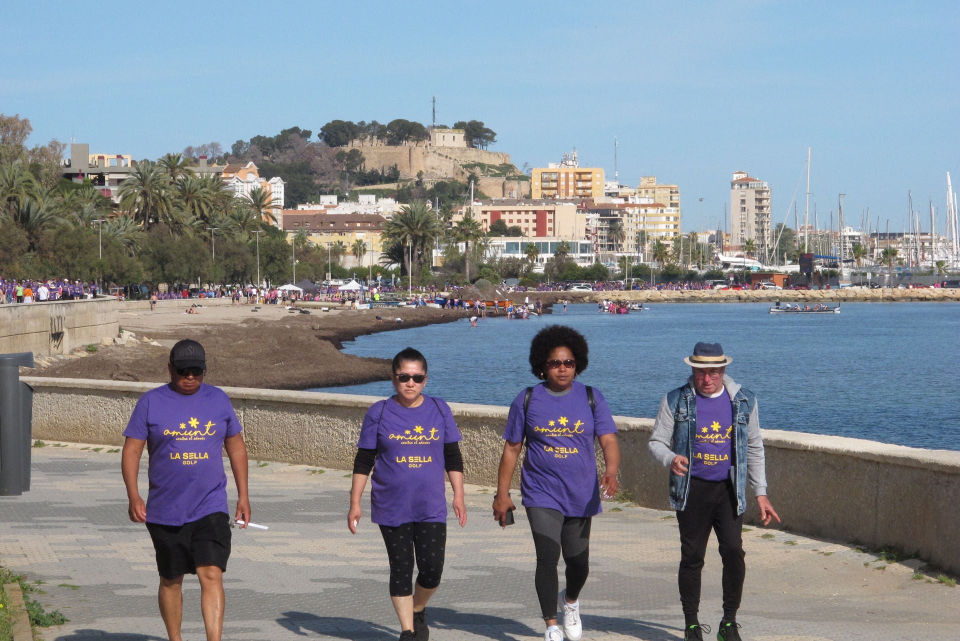 Cientos de personas salen a la calle en Dénia por la lucha contra el cáncer