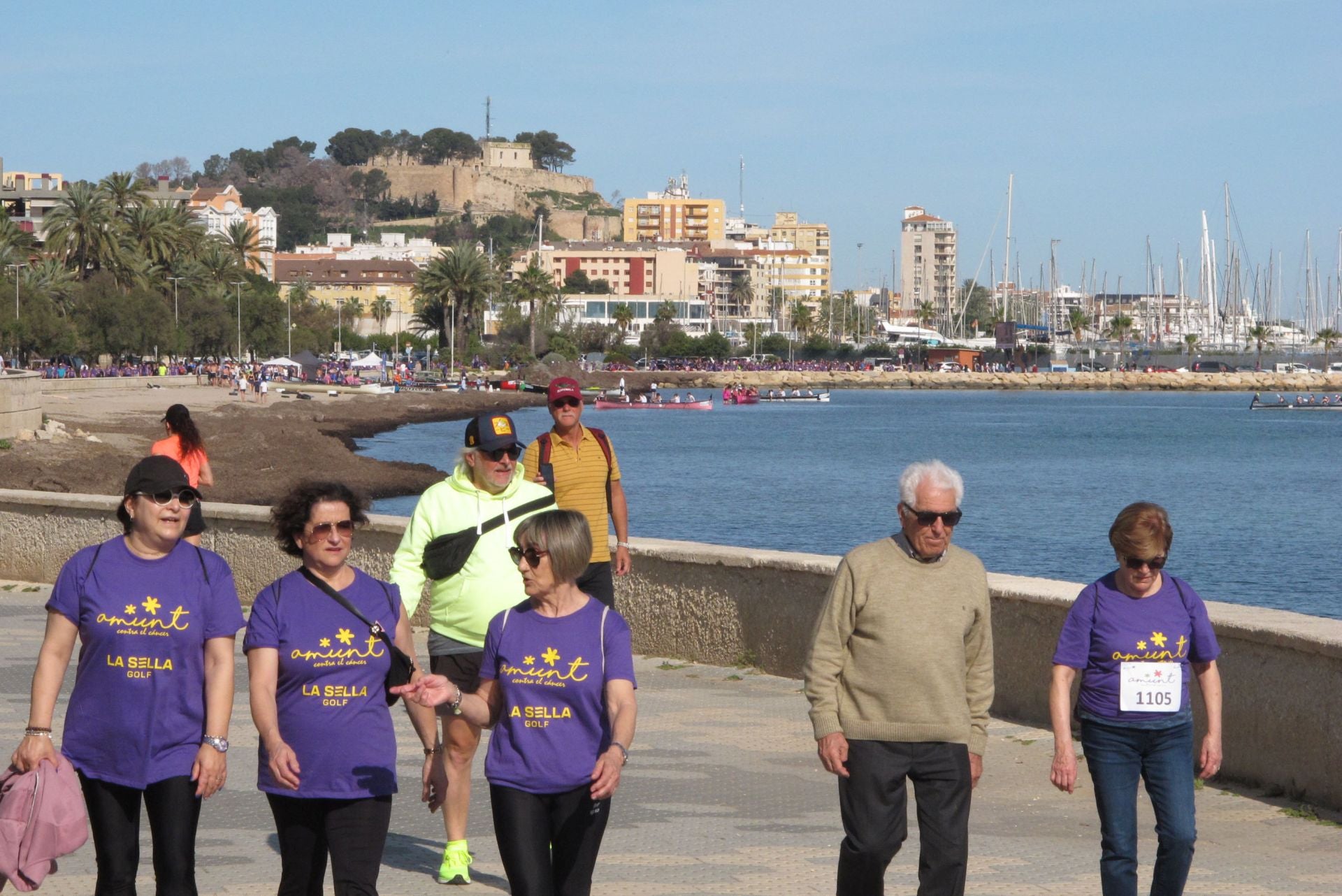 Cientos de personas salen a la calle en Dénia por la lucha contra el cáncer