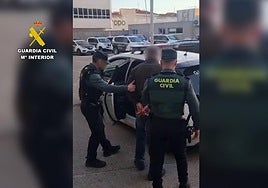 La Guardia Civil, con el prófugo detenido.