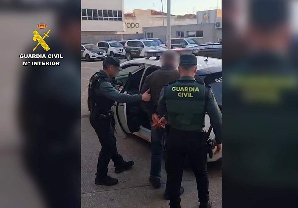 La Guardia Civil, con el prófugo detenido.