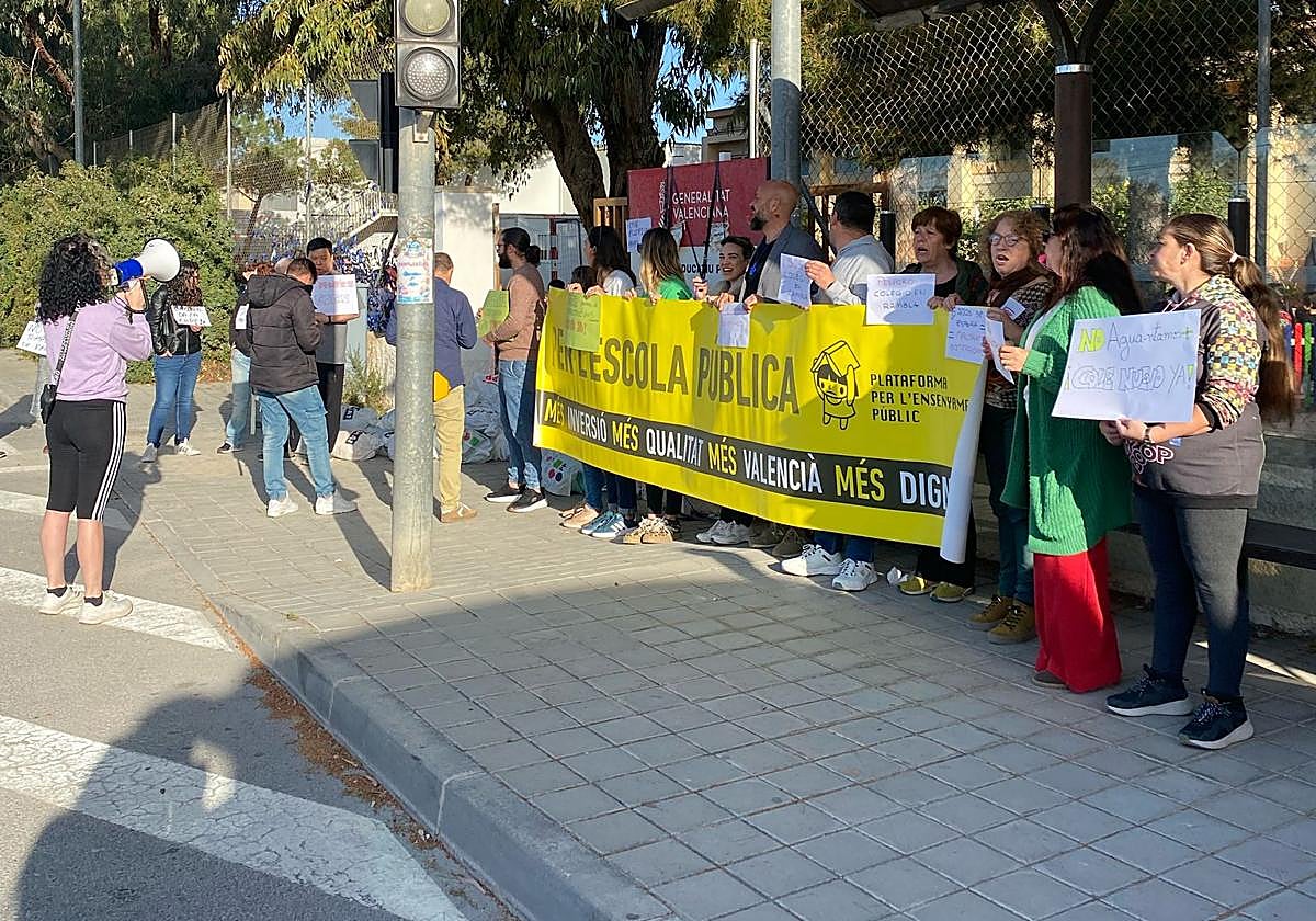 Concentración este lunes a las puertas del CEIP La Cañada del Fenollar.