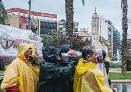 La Santa Cena en 2024, procesionando bajo la lluvia.