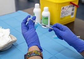 La vacuna es la principal medida preventiva para no contraer la enfermedad.