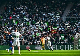 Imagen de un partido del Elche en el Martínez Valero.