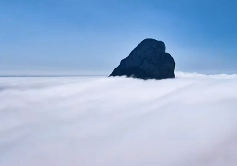 Imágenes del Peñón de Ifach en un mar de nubes capturadas por un dron.