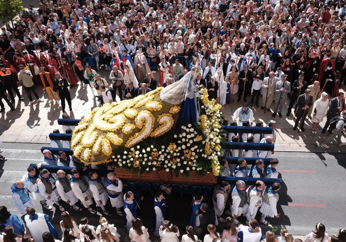 De la ilusión de una niña al manto florido de la Virgen de la Alegría