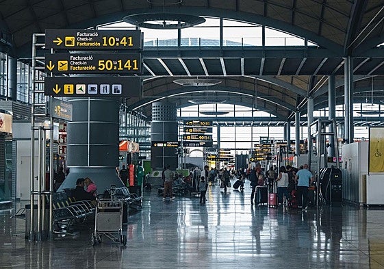 Zona de salidas del aeropuerto de Alicante-Elche.