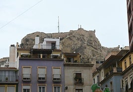 Vista del Castillo de Santa Bárbara en un día nublado.