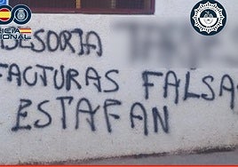 Pintada contra la asesoría afectada en Elche.