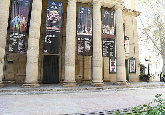 Nuevo pavimento frente al Teatro Principal de Alicante.