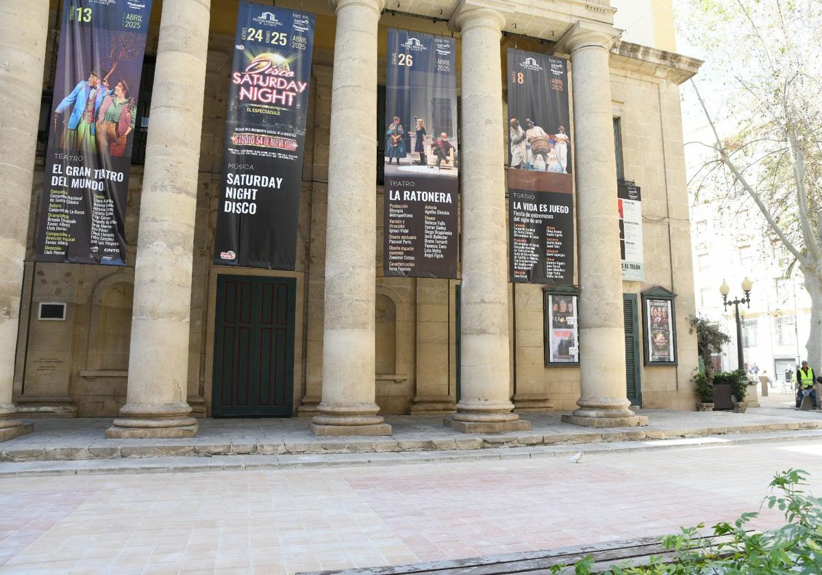 Una acera renovada y a color para entrar al Teatro Principal de Alicante