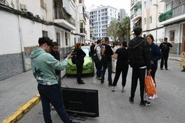 Los vecinos se arremolinan alrededor de los bloques precintados.