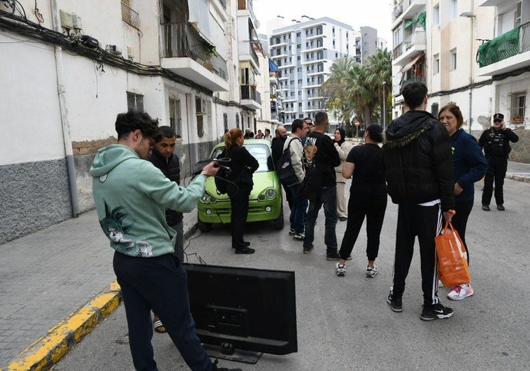 Los vecinos se arremolinan alrededor de los bloques precintados.