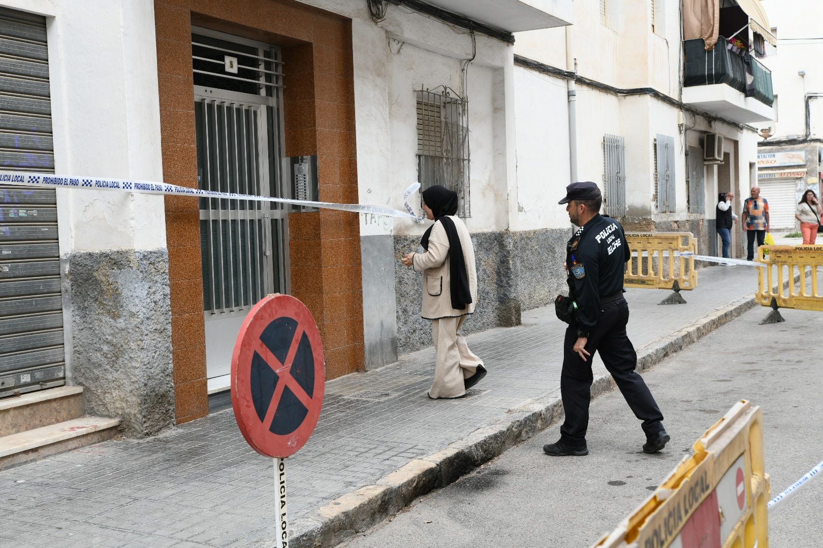 Elche inspecciona de urgencia 11 bloques de viviendas tras el desalojo de 61 vecinos por peligro de derrumbe en San Antón