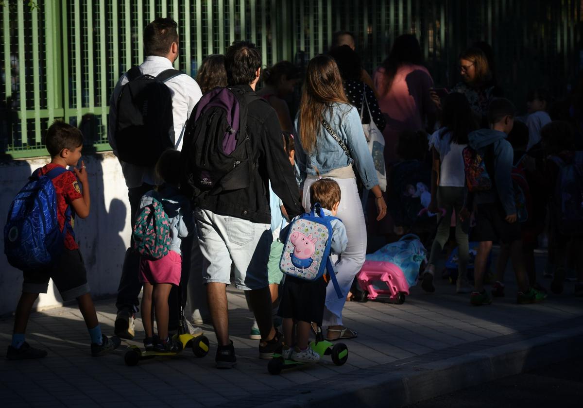 Los colegios deberán garantizar el derecho de alumnado y familias a comunicarse con ellos en la lengua de su elección