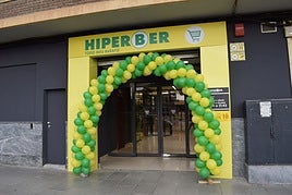 Puerta del nuevo supermercado de Hiperber.