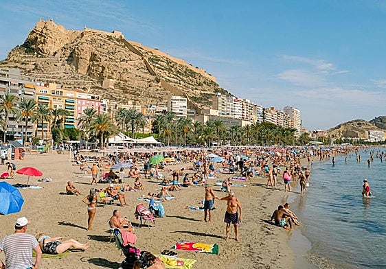 Bañistas en la playa del Postiguet, en imagen de archivo.