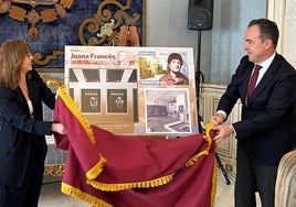 Presentación del sello dedicado a Juana Francés, este jueves en el Salón Azul del Ayuntamiento de Alicante.
