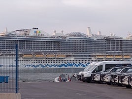 Crucero en el puerto de Alicante durante el mes de abril.